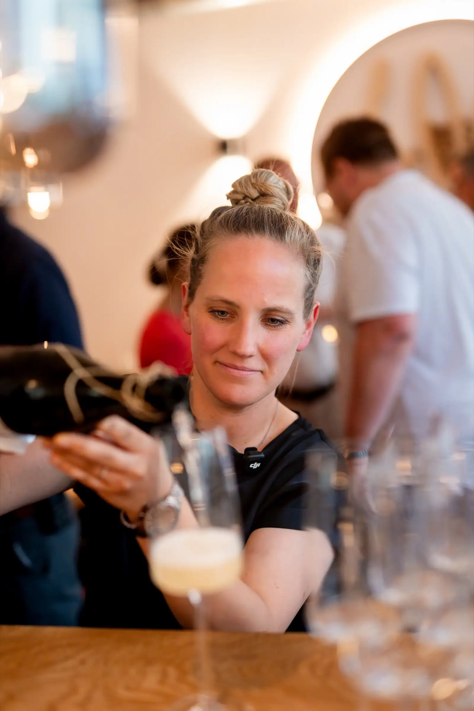 Lisa Knorr pouring champagne