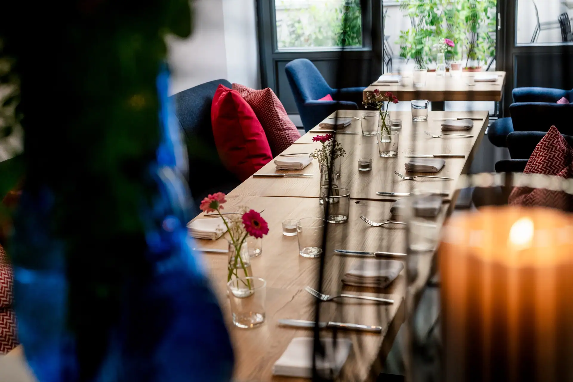 Lange, gedeckte Tafel mit Kerzenlicht