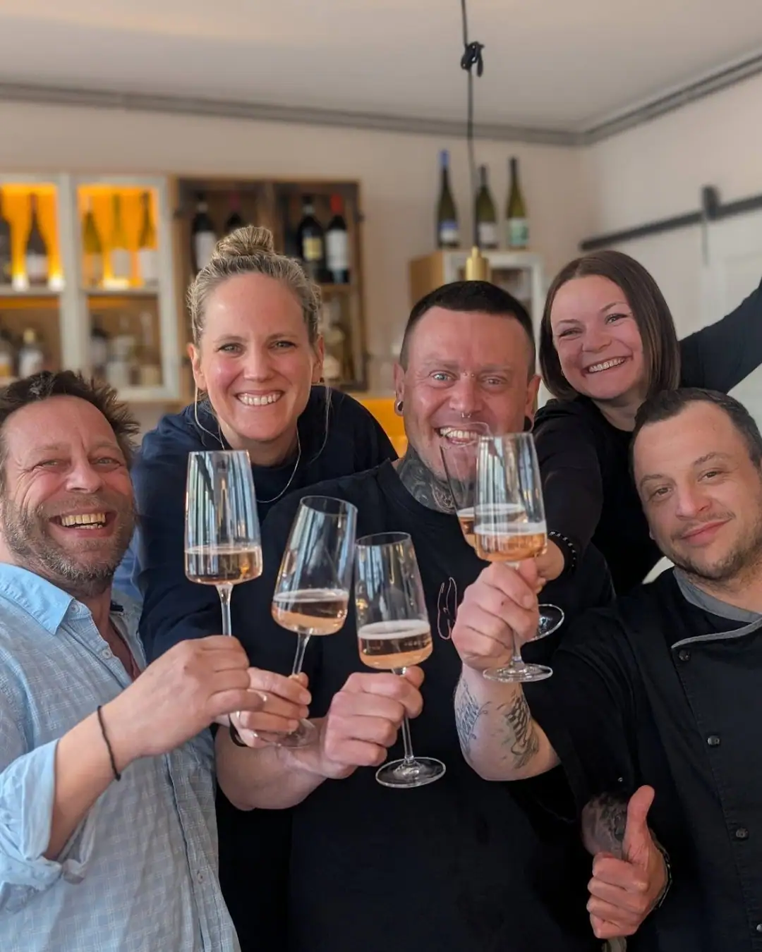 Das Team von Lisa Marie stößt an