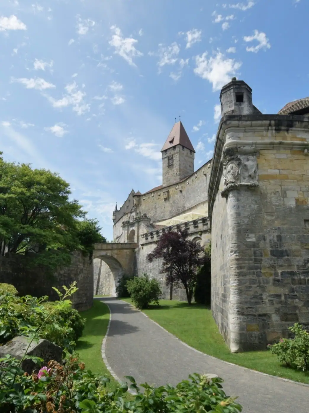 Weg zur Veste Coburg mit Mauern und Turm unter blauem Himmel