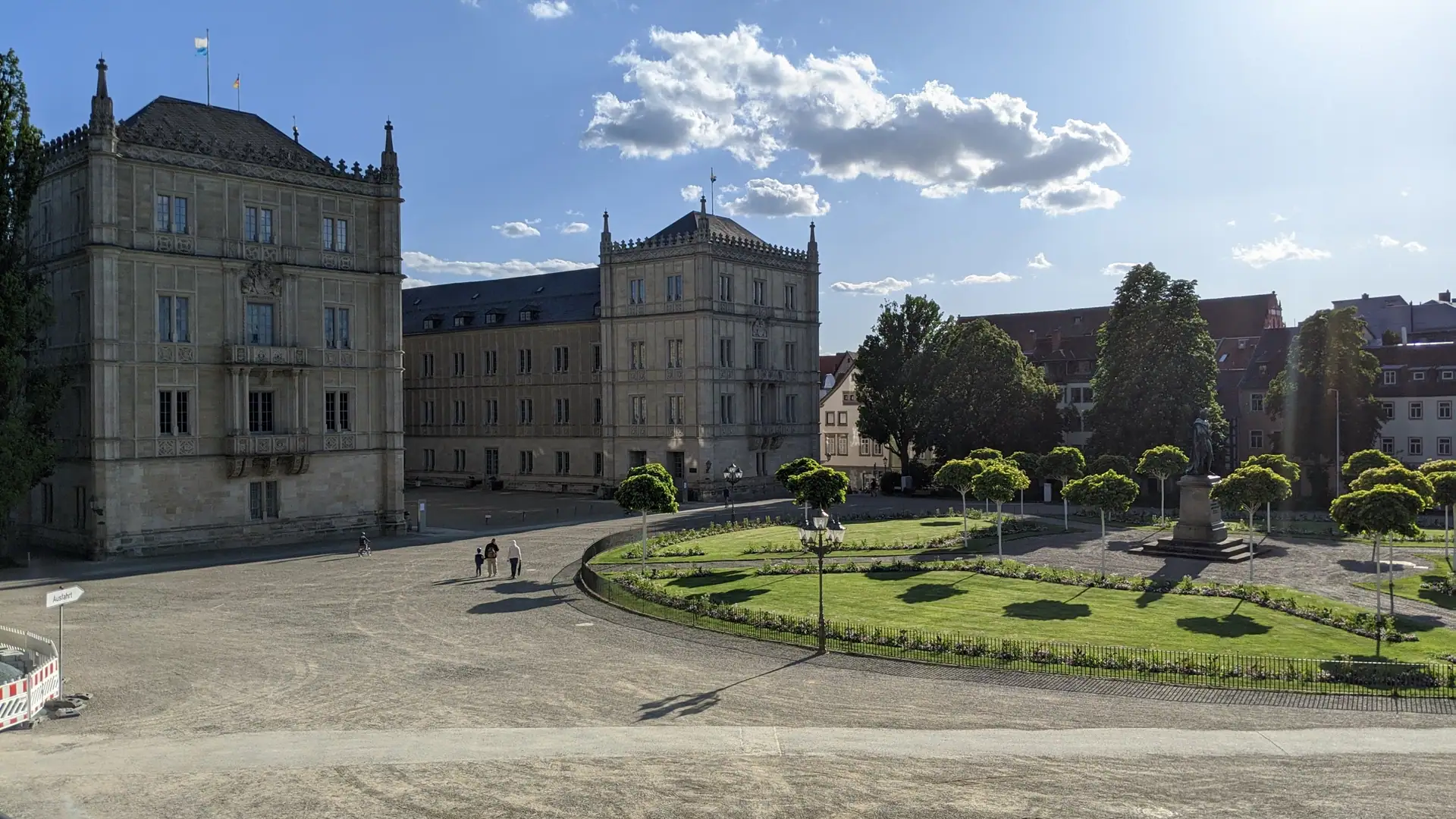 Schloss Ehrenburg am Schlossplatz in Coburg bei Sonnenschein