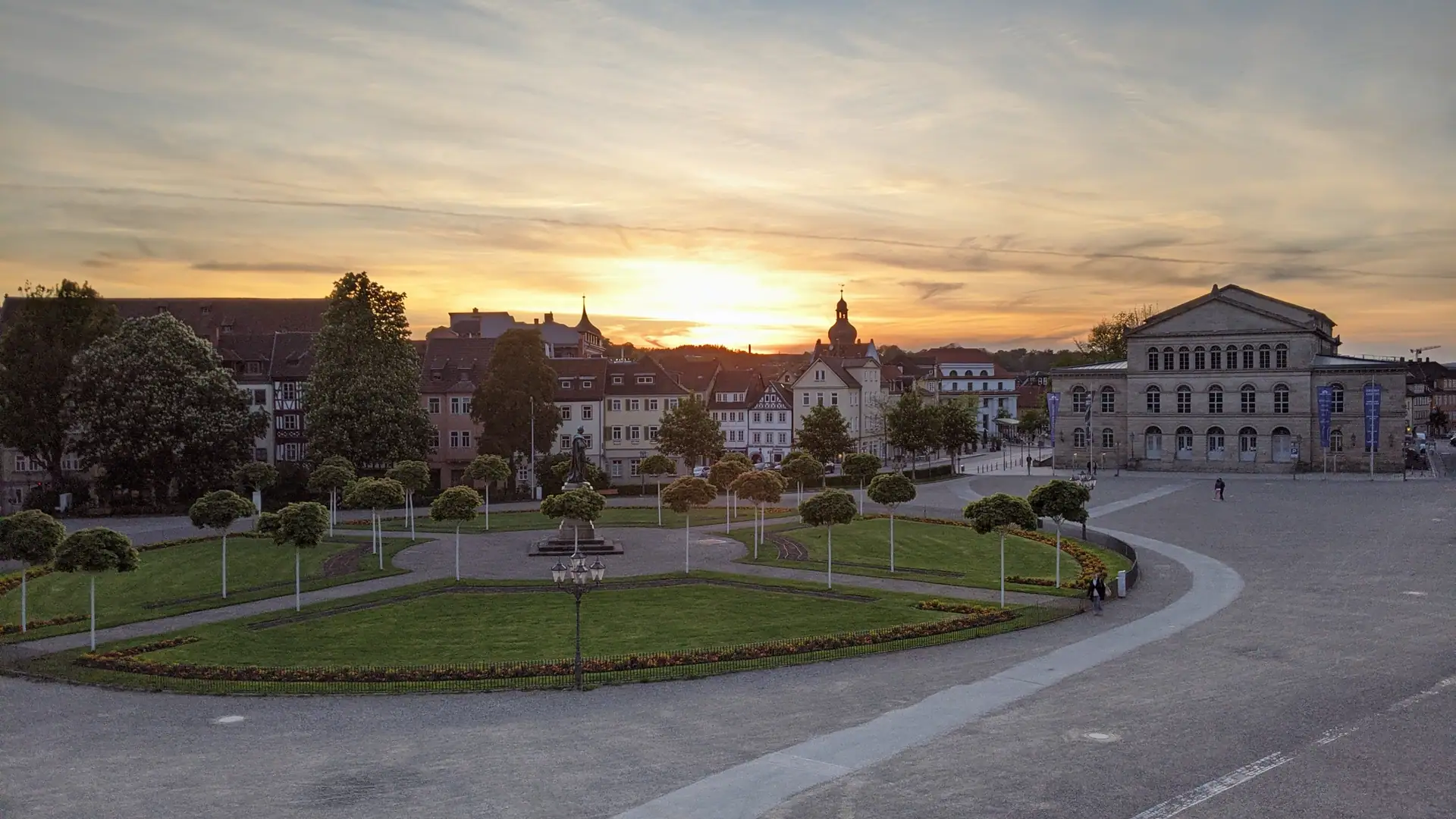 Abendrot über dem Coburger Schlossplatz mit Landestheater